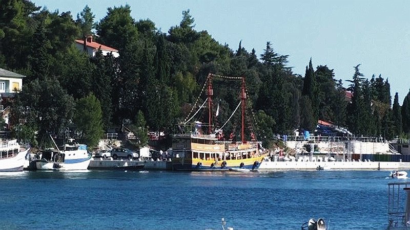 05nagy.jpg - Pihen az öreg kiránduló hajó. Este kivilágítva hangulatos volt.