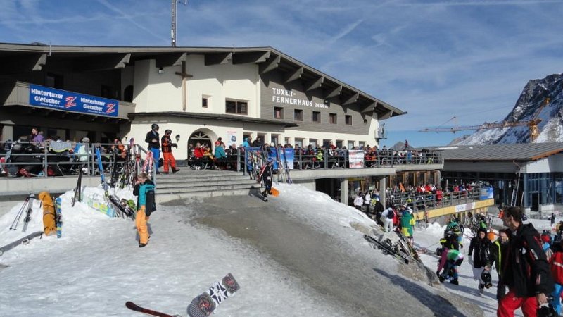 DSC00970.JPG - Tuxer Fernerhaus 2660 m. November elején eddig lehetett lesíelni a 3250 m. magas csúcsról.