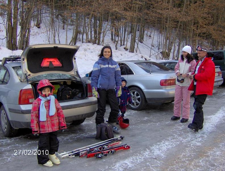 008.JPG - Készülődés a pálya aljában. Itt minden csupa jég.