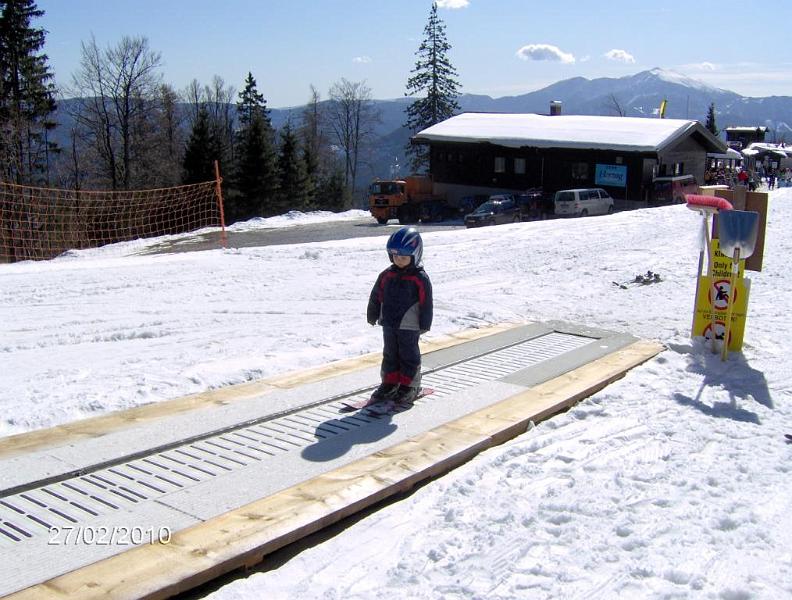 010.JPG - Szőnyegfelvonó gyerekeknek. Ez már Nikineki is tetszett