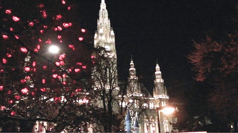 wien06.jpg - Karácsonyi vásár esti kivilágításban.