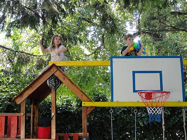 DSC00474.JPG - Elkészült a kosárpalánk és mögötte az átjáró a létrával.