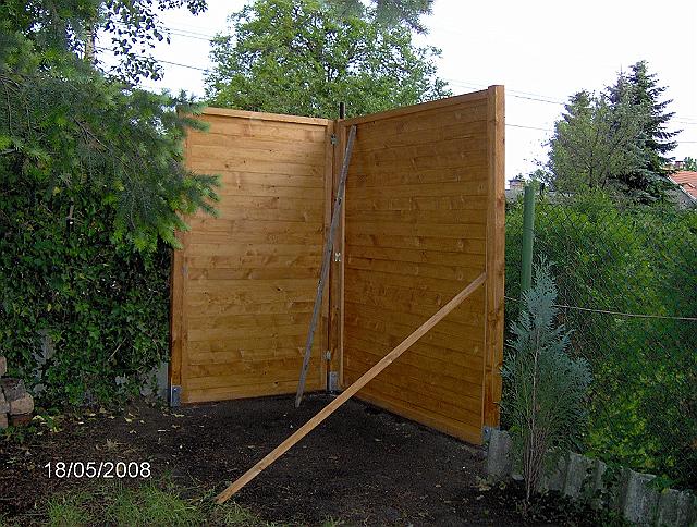 HPIM0893.JPG - A két fal középről nyitható, hogy a "fogókat" könnyen lehessen felerősíteni, vagy áthelyezni.