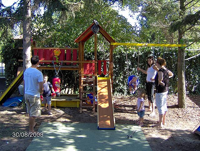 HPIM1093.JPG - Vendégek a játszótéren.