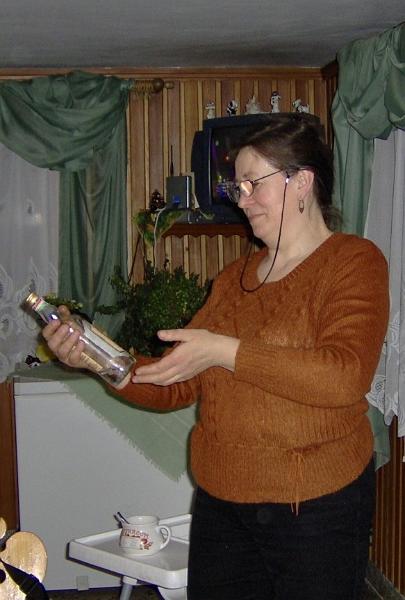 38.jpg - Jó kezekben van az az üveg? W dobrych rękach jest ta butelka?