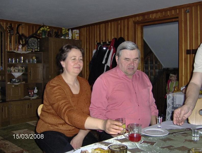 40.jpg - - Na! Jasiu fogd meg te is....a poharat.  -No, Jasiu, złap i ty....kieliszek.