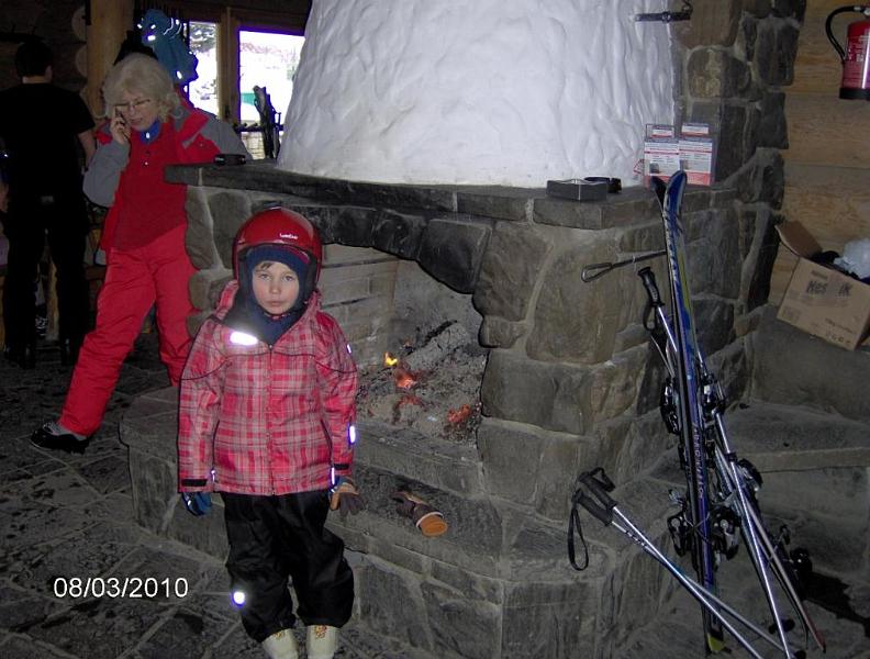 032.JPG - Étteremben a kandalló előtt.