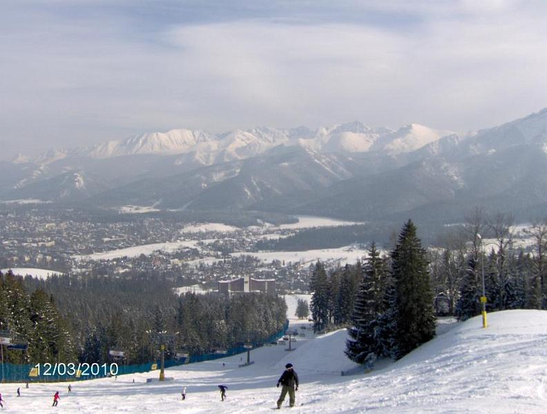 042.JPG - Panoráma a sípályáról.